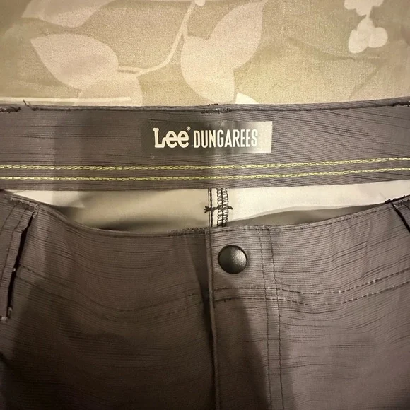 Lee Men's Cargo Shorts in Gray - Picture 2 of 3